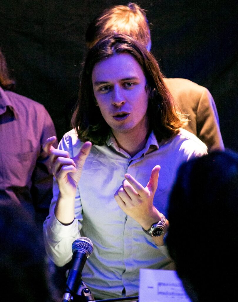 coach barbershop en pleine explication